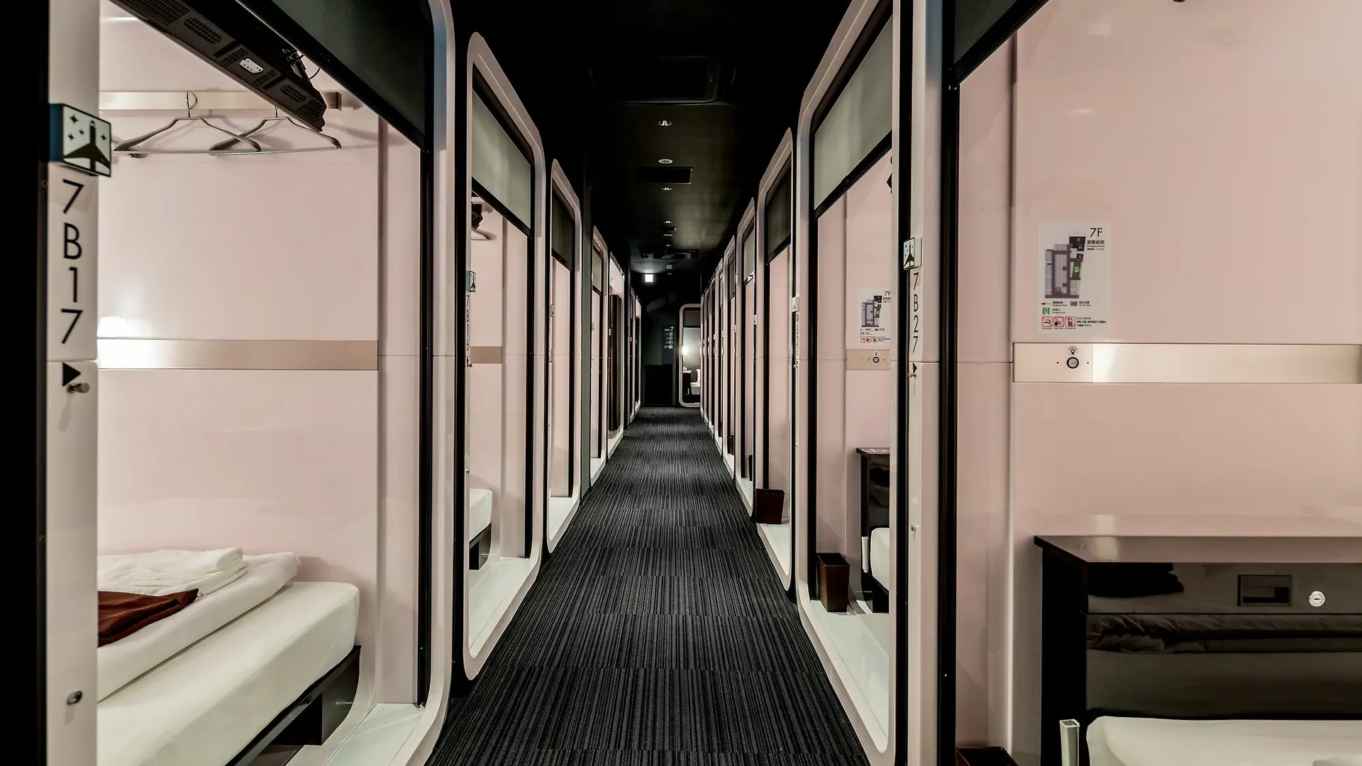 First Cabin Akasaka Tokio Hotel cápsula